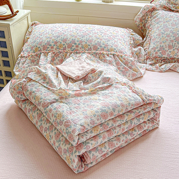 91家纺网 家纺一手货源 找家纺 一比一家纺 2026春夏新款法式大花边木棉皱皱纱夏被夏凉被空调被四件套 桃花朵朵