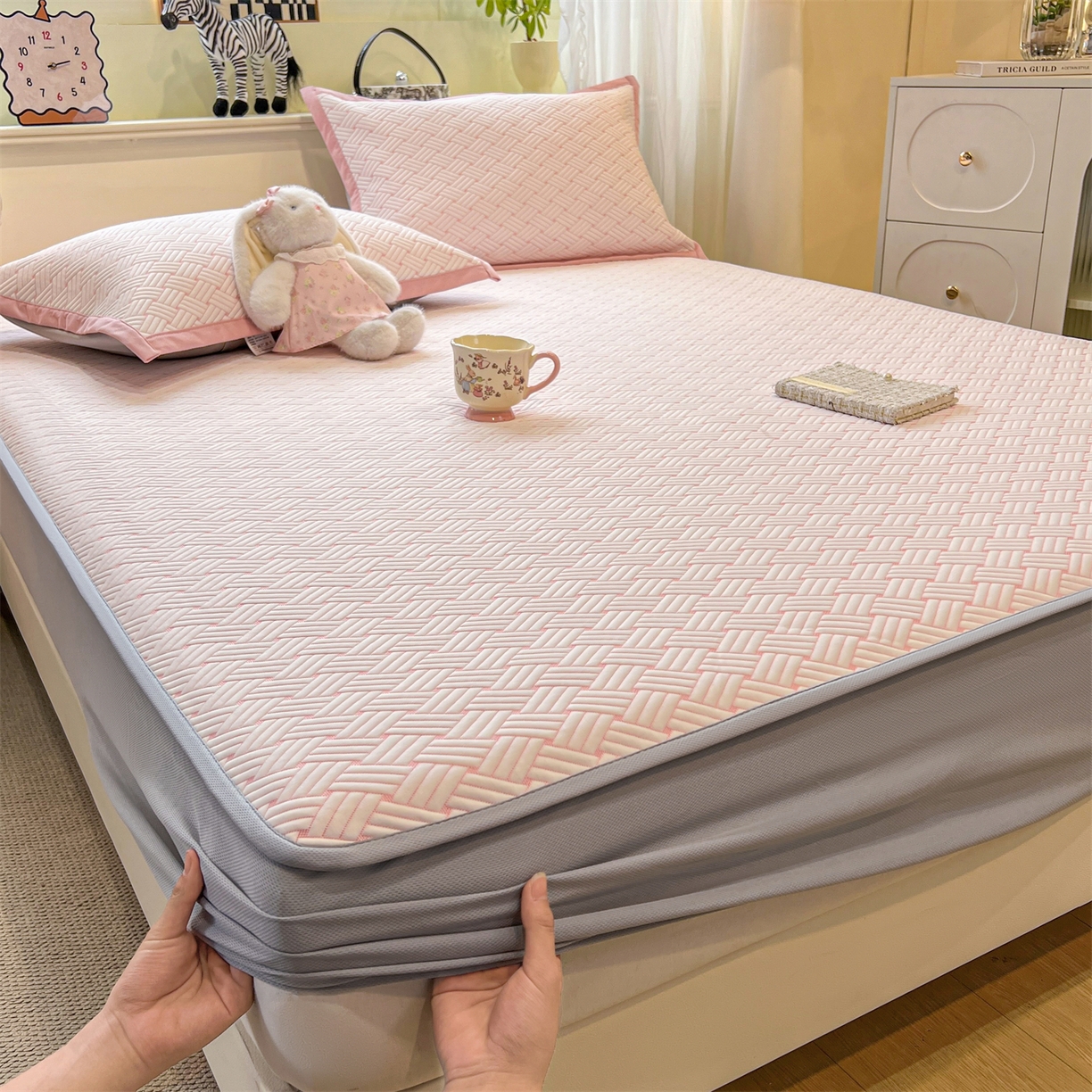 91家纺网 家纺一手货源 找家纺 （总）源舍家纺 2026新款外贸爆款饼干花韩国豆豆A类凉席可机洗床席床笠款（风格二）