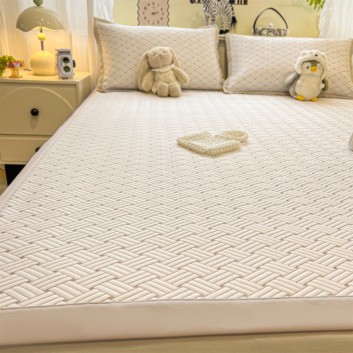 91家纺网 家纺一手货源 找家纺 （总）源舍家纺 2026新款外贸爆款饼干花韩国豆豆A类凉席可机洗床席床笠款（风格二）