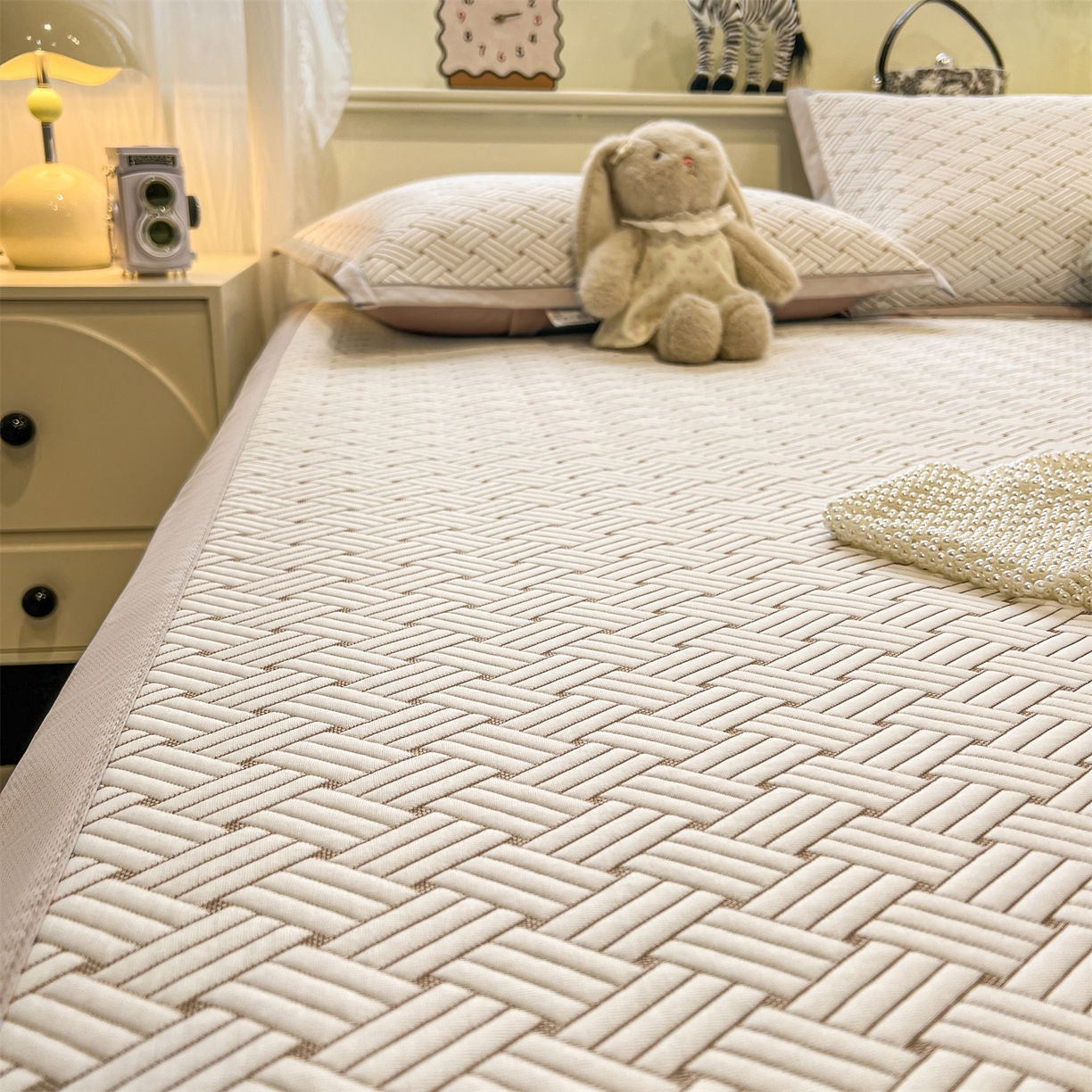 91家纺网 家纺一手货源 找家纺 （总）源舍家纺 2026新款外贸爆款饼干花韩国豆豆A类凉席可机洗床席床笠款（风格二）