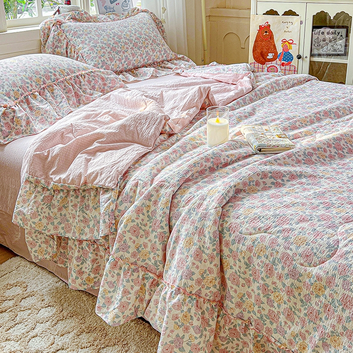 91家纺网 家纺一手货源 找家纺 一比一家纺 2026春夏新款法式大花边木棉皱皱纱夏被夏凉被空调被四件套 桃花朵朵