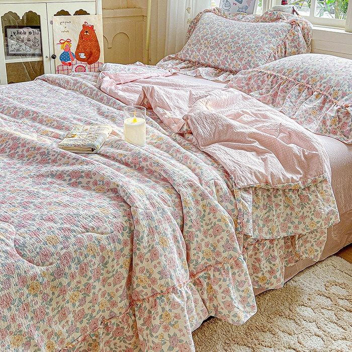 91家纺网 家纺一手货源 找家纺 一比一家纺 2026春夏新款法式大花边木棉皱皱纱夏被夏凉被空调被四件套 桃花朵朵