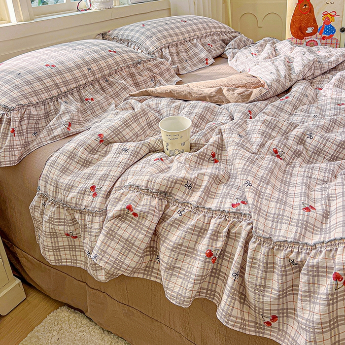 91家纺网 家纺一手货源 找家纺 一比一家纺 2026春夏新款法式大花边木棉皱皱纱夏被夏凉被空调被四件套 夏日樱桃