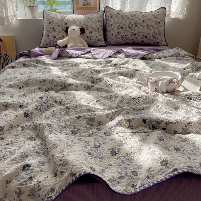 91家纺网 家纺一手货源 找家纺 禾沐 2026新款三角针泡芙纱夏被四件套-实拍图 紫雾花蝶