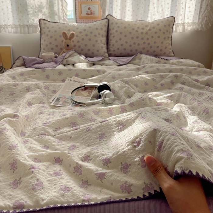 91家纺网 家纺一手货源 找家纺 禾沐 2026新款三角针泡芙纱夏被四件套-实拍图 芊泥花束
