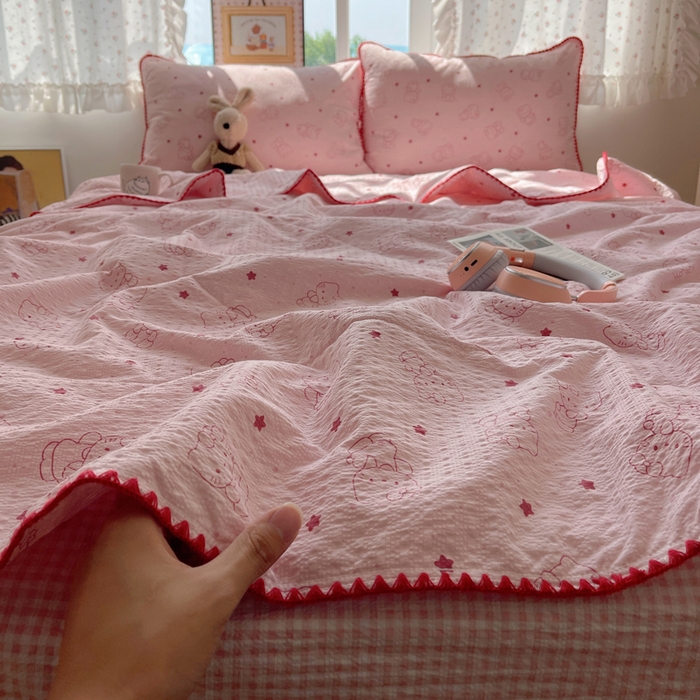 91家纺网 家纺一手货源 找家纺 禾沐 2026新款三角针泡芙纱夏被四件套-实拍图 小猫粉