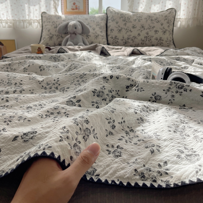 91家纺网 家纺一手货源 找家纺 禾沐 2026新款三角针泡芙纱夏被四件套-实拍图 只闻花香