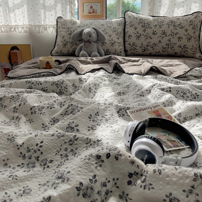 91家纺网 家纺一手货源 找家纺 禾沐 2026新款三角针泡芙纱夏被四件套-实拍图 只闻花香