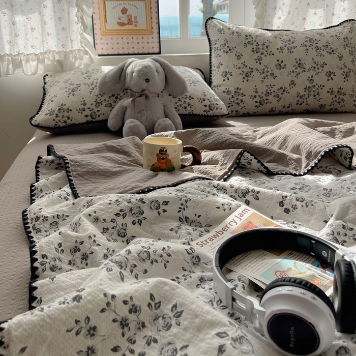 91家纺网 家纺一手货源 找家纺 禾沐 2026新款三角针泡芙纱夏被四件套-实拍图 只闻花香