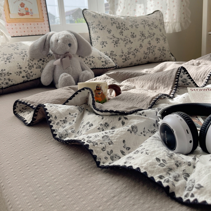 91家纺网 家纺一手货源 找家纺 禾沐 2026新款三角针泡芙纱夏被四件套-实拍图 只闻花香