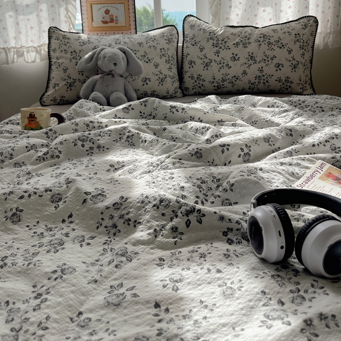 91家纺网 家纺一手货源 找家纺 禾沐 2026新款三角针泡芙纱夏被四件套-实拍图 只闻花香