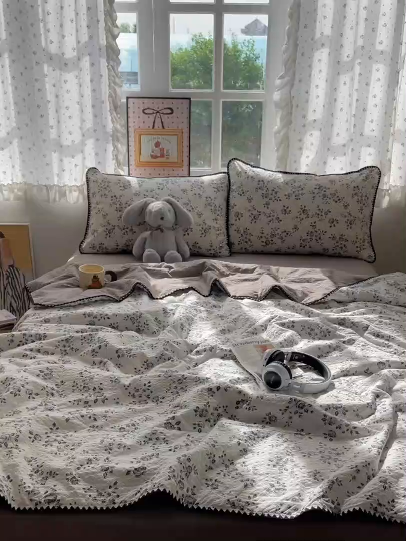 91家纺网 家纺一手货源 找家纺 禾沐 2026新款三角针泡芙纱夏被四件套-实拍图 只闻花香