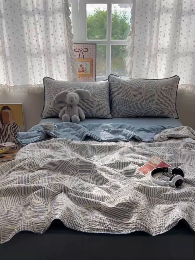 91家纺网 家纺一手货源 找家纺 禾沐 2026新款三角针泡芙纱夏被四件套-实拍图 浅川纹