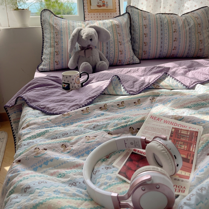 91家纺网 家纺一手货源 找家纺 禾沐 2026新款三角针泡芙纱夏被四件套-实拍图 甜心木马卷