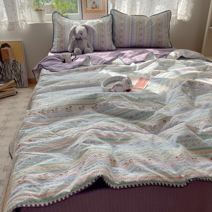 91家纺网 家纺一手货源 找家纺 禾沐 2026新款三角针泡芙纱夏被四件套-实拍图 甜心木马卷