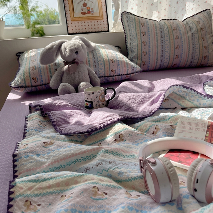 91家纺网 家纺一手货源 找家纺 禾沐 2026新款三角针泡芙纱夏被四件套-实拍图 甜心木马卷