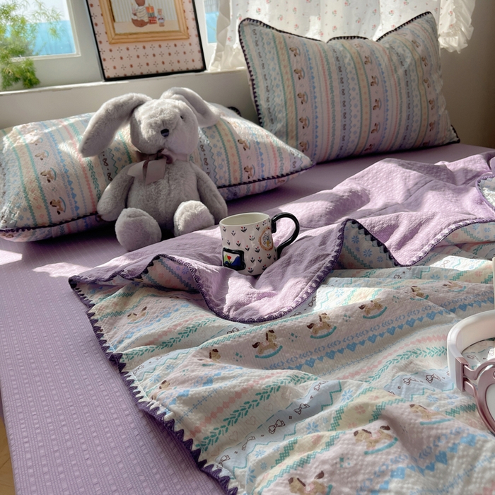 91家纺网 家纺一手货源 找家纺 禾沐 2026新款三角针泡芙纱夏被四件套-实拍图 甜心木马卷