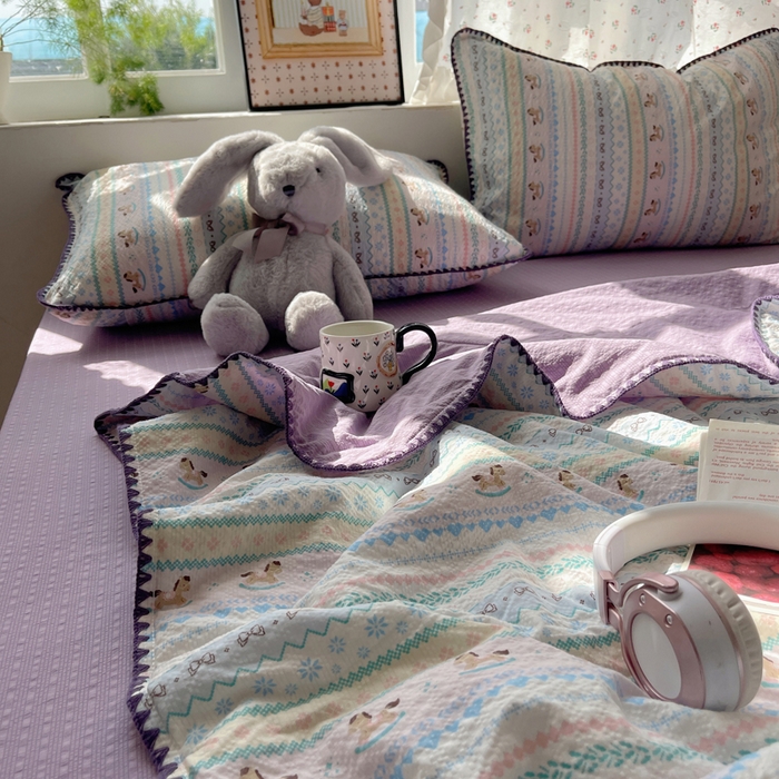 91家纺网 家纺一手货源 找家纺 禾沐 2026新款三角针泡芙纱夏被四件套-实拍图 甜心木马卷