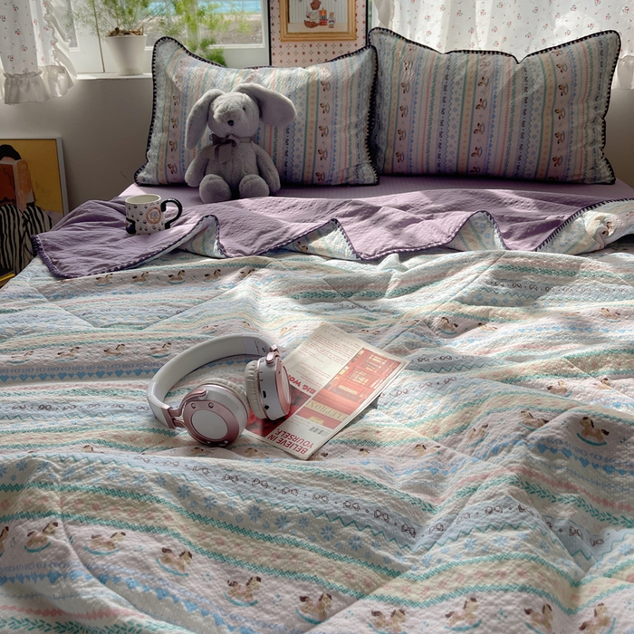 91家纺网 家纺一手货源 找家纺 禾沐 2026新款三角针泡芙纱夏被四件套-实拍图 甜心木马卷