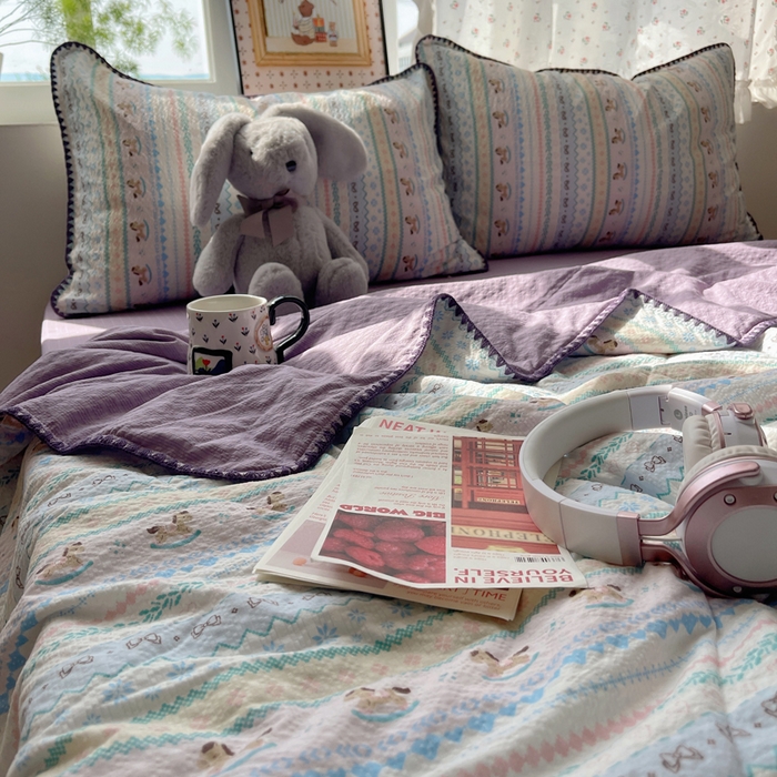 91家纺网 家纺一手货源 找家纺 禾沐 2026新款三角针泡芙纱夏被四件套-实拍图 甜心木马卷