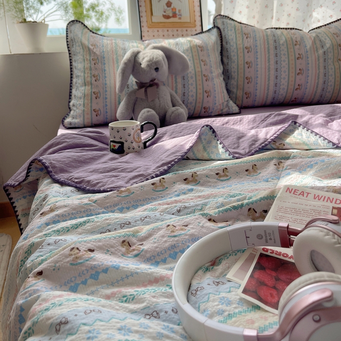 91家纺网 家纺一手货源 找家纺 禾沐 2026新款三角针泡芙纱夏被四件套-实拍图 甜心木马卷