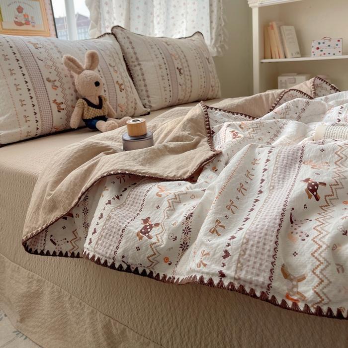 91家纺网 家纺一手货源 找家纺 禾沐 2026新款三角针泡芙纱夏被四件套-实拍图 栗色木马纹