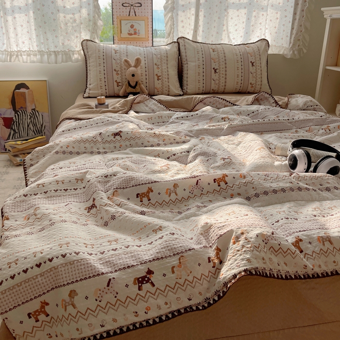 91家纺网 家纺一手货源 找家纺 禾沐 2026新款三角针泡芙纱夏被四件套-实拍图 栗色木马纹