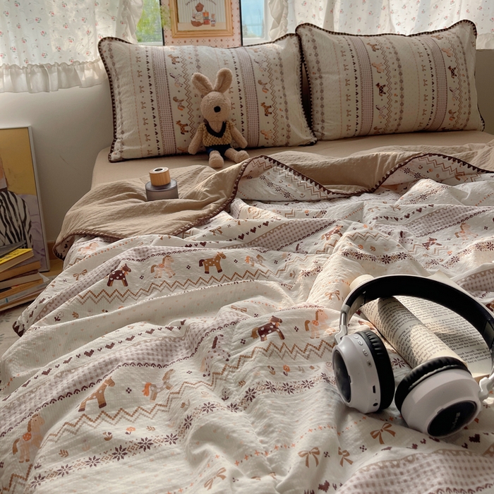 91家纺网 家纺一手货源 找家纺 禾沐 2026新款三角针泡芙纱夏被四件套-实拍图 栗色木马纹