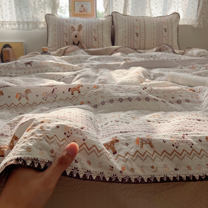 91家纺网 家纺一手货源 找家纺 禾沐 2026新款三角针泡芙纱夏被四件套-实拍图 栗色木马纹