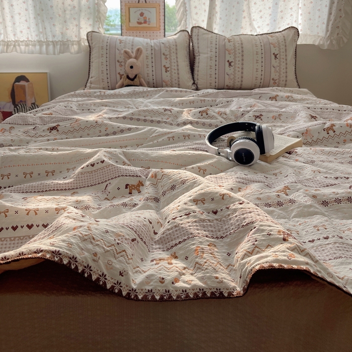 91家纺网 家纺一手货源 找家纺 禾沐 2026新款三角针泡芙纱夏被四件套-实拍图 栗色木马纹