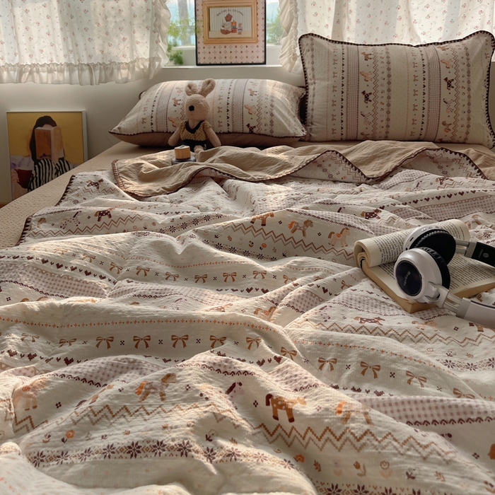 91家纺网 家纺一手货源 找家纺 禾沐 2026新款三角针泡芙纱夏被四件套-实拍图 栗色木马纹