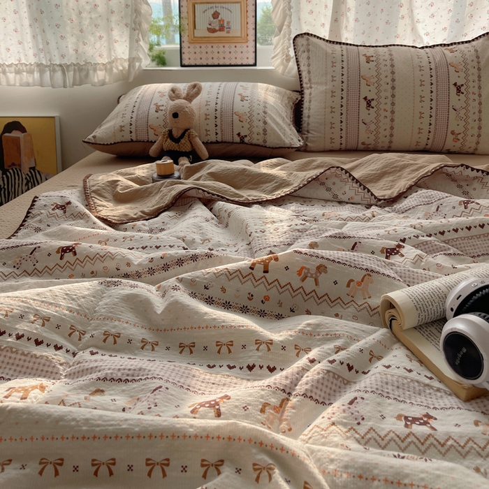 91家纺网 家纺一手货源 找家纺 禾沐 2026新款三角针泡芙纱夏被四件套-实拍图 栗色木马纹