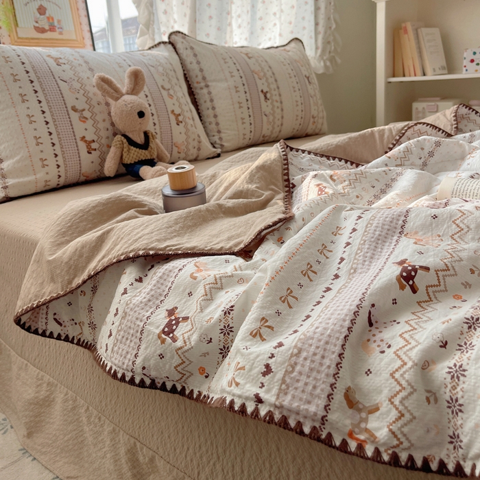 91家纺网 家纺一手货源 找家纺 禾沐 2026新款三角针泡芙纱夏被四件套-实拍图 栗色木马纹