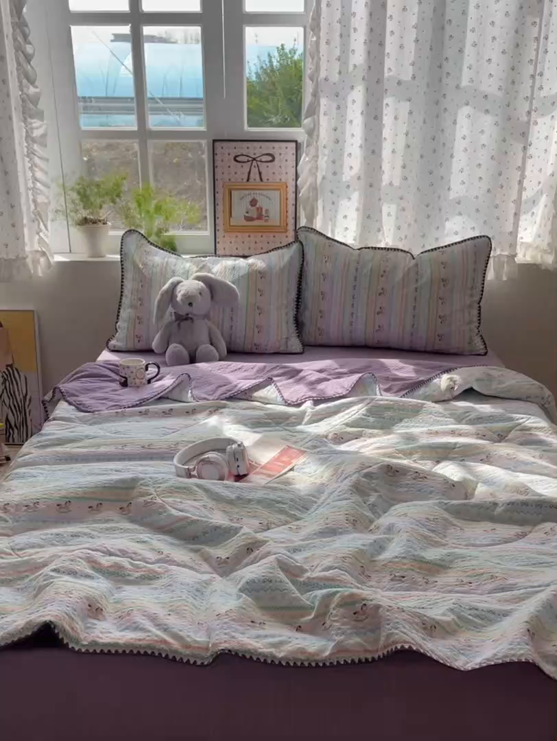 91家纺网 家纺一手货源 找家纺 禾沐 2026新款三角针泡芙纱夏被四件套-实拍图 甜心木马卷