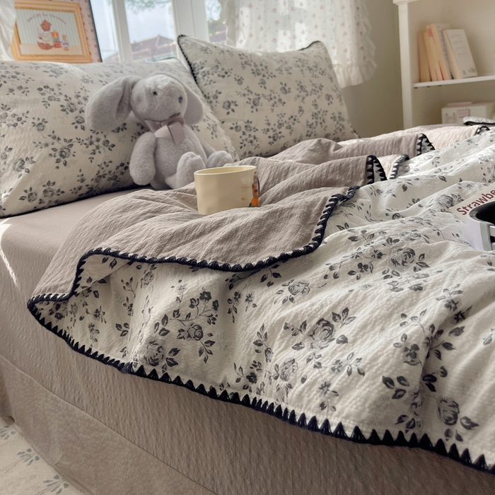 91家纺网 家纺一手货源 找家纺 梵希雅 2026新款三角针泡芙纱夏被四件套-实拍图 只闻花香