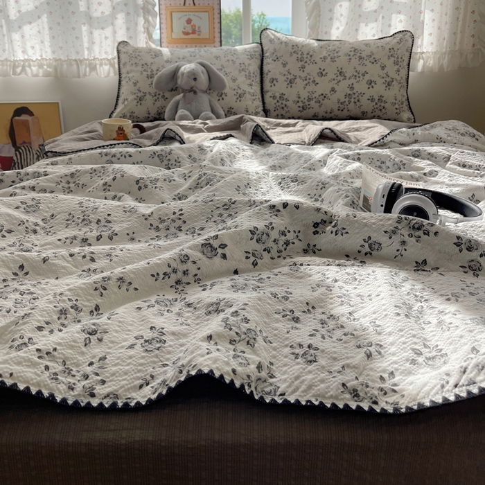 91家纺网 家纺一手货源 找家纺 梵希雅 2026新款三角针泡芙纱夏被四件套-实拍图 只闻花香