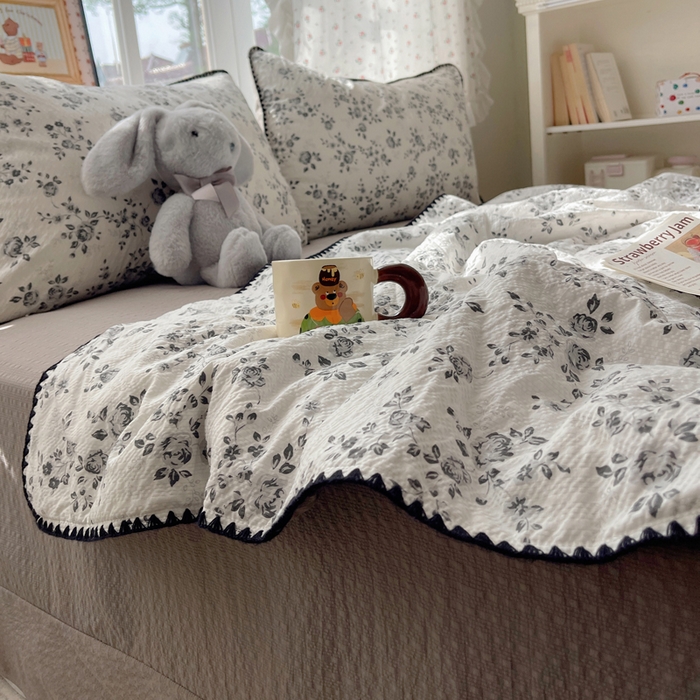 91家纺网 家纺一手货源 找家纺 梵希雅 2026新款三角针泡芙纱夏被四件套-实拍图 只闻花香