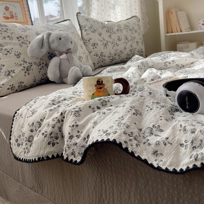 91家纺网 家纺一手货源 找家纺 梵希雅 2026新款三角针泡芙纱夏被四件套-实拍图 只闻花香