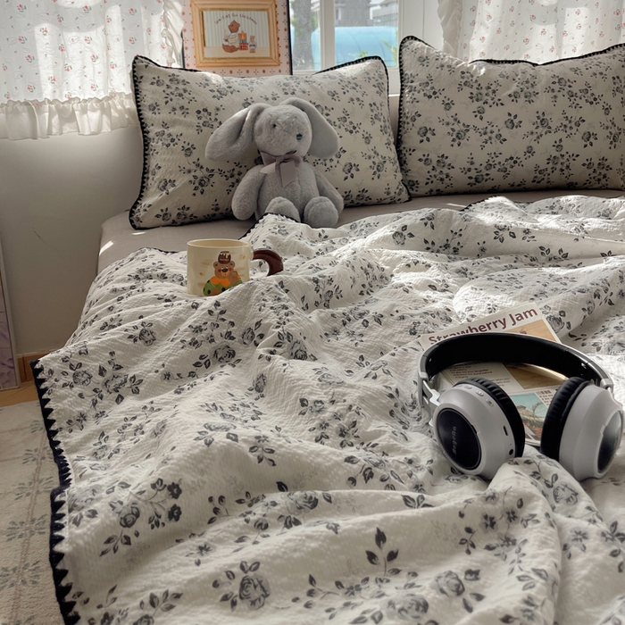 91家纺网 家纺一手货源 找家纺 梵希雅 2026新款三角针泡芙纱夏被四件套-实拍图 只闻花香