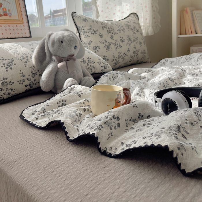 91家纺网 家纺一手货源 找家纺 梵希雅 2026新款三角针泡芙纱夏被四件套-实拍图 只闻花香