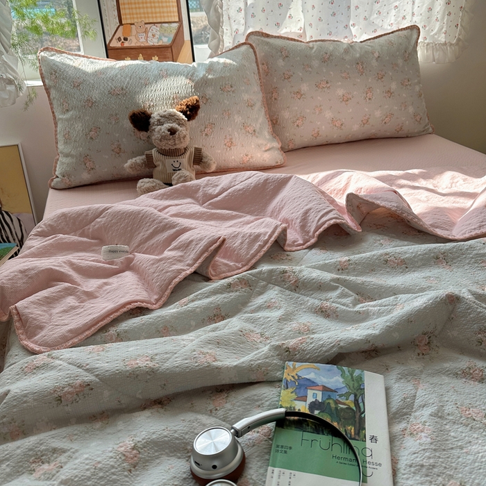 91家纺网 家纺一手货源 找家纺 梵希雅 2026新款三角针泡芙纱夏被四件套-实拍图 柔诗意