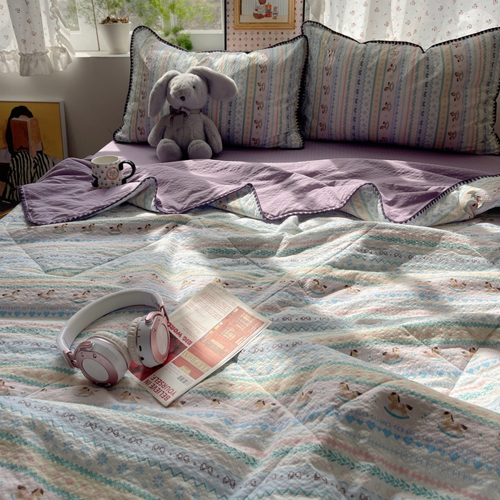 91家纺网 家纺一手货源 找家纺 梵希雅 2026新款三角针泡芙纱夏被四件套-实拍图 甜心木马卷