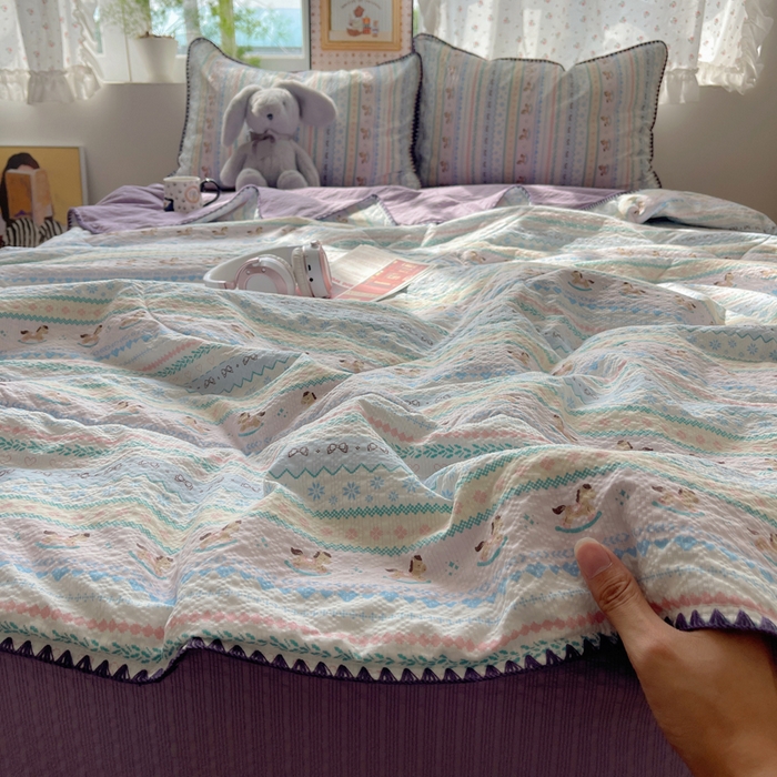 91家纺网 家纺一手货源 找家纺 梵希雅 2026新款三角针泡芙纱夏被四件套-实拍图 甜心木马卷