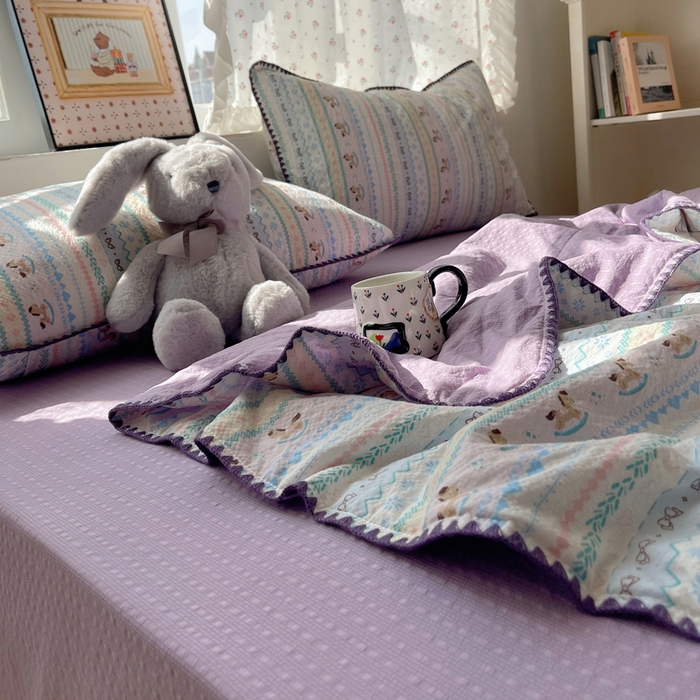 91家纺网 家纺一手货源 找家纺 梵希雅 2026新款三角针泡芙纱夏被四件套-实拍图 甜心木马卷