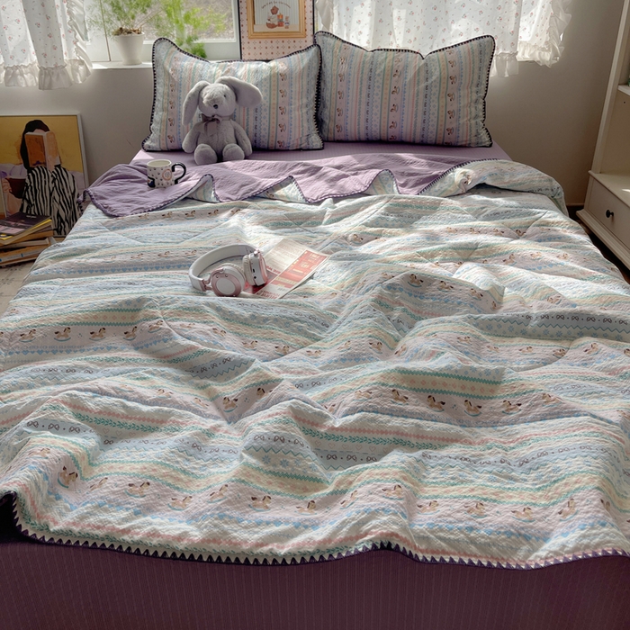 91家纺网 家纺一手货源 找家纺 梵希雅 2026新款三角针泡芙纱夏被四件套-实拍图 甜心木马卷