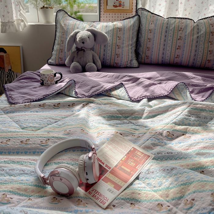 91家纺网 家纺一手货源 找家纺 梵希雅 2026新款三角针泡芙纱夏被四件套-实拍图 甜心木马卷