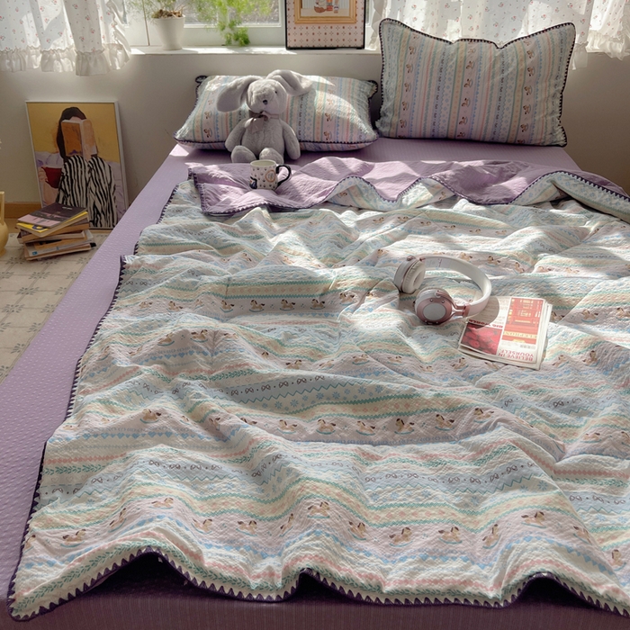 91家纺网 家纺一手货源 找家纺 梵希雅 2026新款三角针泡芙纱夏被四件套-实拍图 甜心木马卷