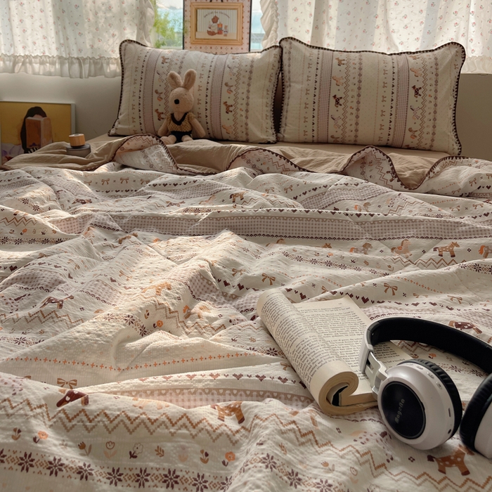 91家纺网 家纺一手货源 找家纺 梵希雅 2026新款三角针泡芙纱夏被四件套-实拍图 栗色木马纹