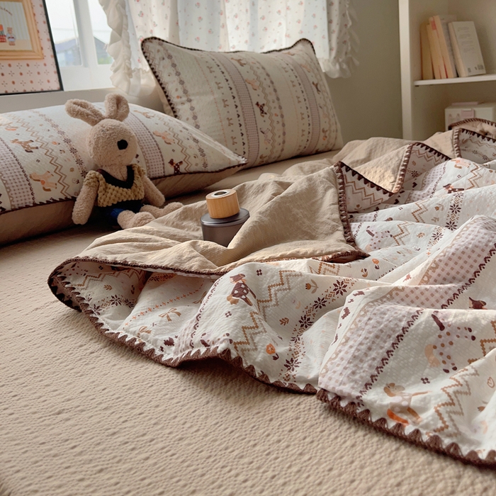 91家纺网 家纺一手货源 找家纺 梵希雅 2026新款三角针泡芙纱夏被四件套-实拍图 栗色木马纹