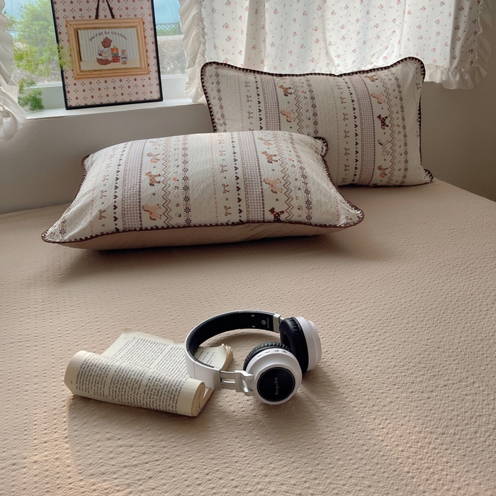 91家纺网 家纺一手货源 找家纺 梵希雅 2026新款三角针泡芙纱夏被四件套-实拍图 栗色木马纹